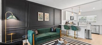 Chic South Tampa Retreat - Free Parking, Free Crib and an Amazing Location!