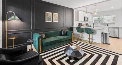 Chic South Tampa Retreat - Free Parking, Free Crib and an Amazing Location!