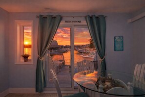 Dining - Modernized Bayfront Retreat Near Jolly Roger, Boat Slip Available (Ocean City)