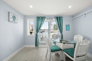 Dining - Modernized Bayfront Retreat Near Jolly Roger, Boat Slip Available (Ocean City)