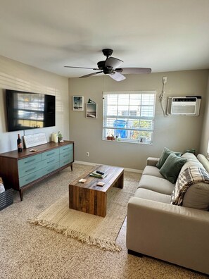 Living area - Cozy North St. Pete Pet-Friendly Cottage (St. Petersburg)