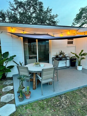 Outdoor dining - Cozy North St. Pete Pet-Friendly Cottage (St. Petersburg)