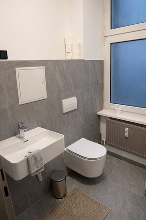 Shower, hair dryer, towels, soap - Privates Vierbettzimmer mit modernem Design (Berlin Sleep Club) (Berlin)