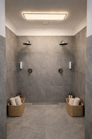 Dusche, Haartrockner, Handtücher, Seife