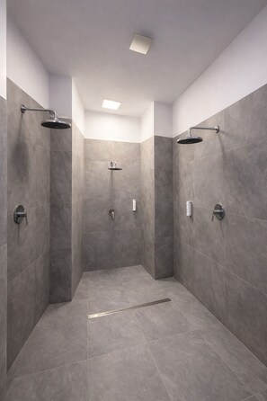 Bathroom - Privates Dreibettzimmer mit modernem Design (Berlin Sleep Club) (Berlin)