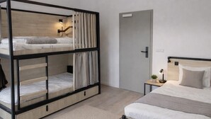 A modern bedroom with bunk beds, a single bed, a bedside table with a lamp, and a small potted plant. - Privates Dreibettzimmer mit modernem Design (Berlin Sleep Club) (Berlin)