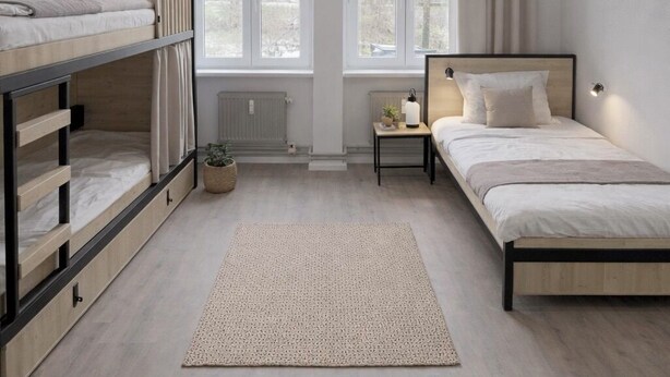 A bedroom with bunk beds, a single bed, a small table with a lamp, and a large window. - Privates Dreibettzimmer mit modernem Design (Berlin Sleep Club) (Berlin)