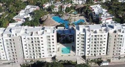 Boca Chica Apt w/Pool, Balcony &2min Beach Walk!