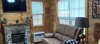 Eastatoee Bears Cabin A with Mtn and Waterfall Hikes