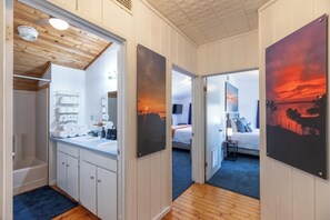 2 habitaciones, escritorio, tabla de planchar con plancha y wifi gratis 