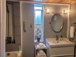 Shower, hair dryer, bidet, towels - Mountain View Hideaway (Seattle)