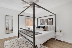 1 bedroom, desk, iron/ironing board, WiFi - Stunning Bayshore Suite With Resort Style Pool, Gym, Free Parking and Much More (Tampa)