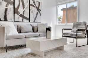 TV - Stunning Bayshore Suite With Resort Style Pool, Gym, Free Parking and Much More (Tampa)