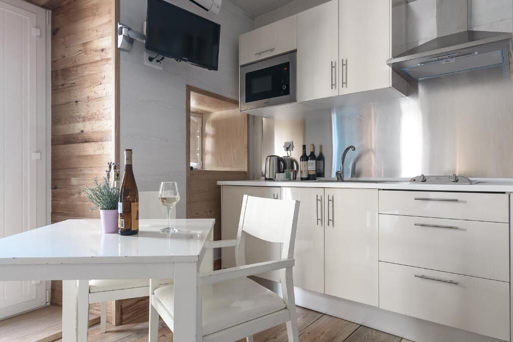 Studio, 1 Queen Bed, Balcony, City View | Private kitchen | Fridge, microwave, stovetop, cookware/dishes/utensils