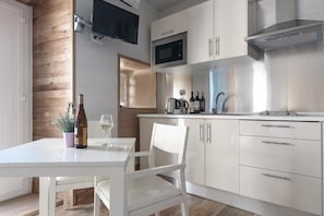 Estúdio, 1 cama Queen, sacada, vista para a cidade | Cozinha privada | Geladeira, micro-ondas, cooktop, talheres/pratos/utensílios de cozinha
