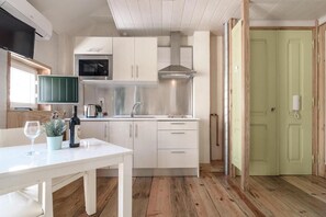 Studio, balcon, vue ville | Cuisine privée | Réfrigérateur, micro-ondes, plaque de cuisson