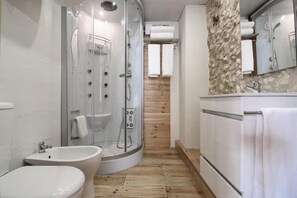 Studio, balcon, vue ville | Salle de bain