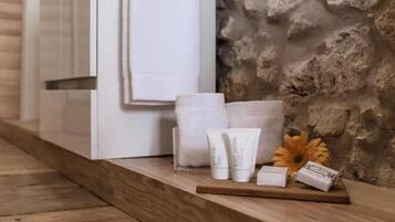 Estudio, balcón, vistas a la ciudad | Servicios del cuarto de baño