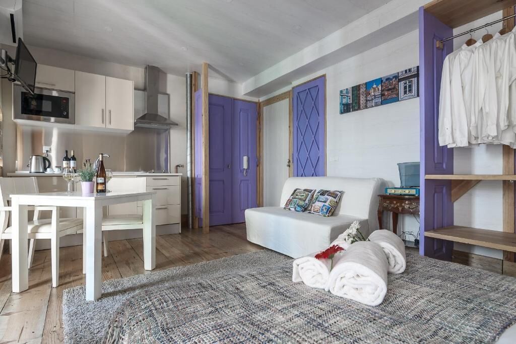 Studio, 1 queensize bed, balkon, uitzicht op stad | Woonruimte | Een flatscreentelevisie