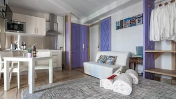 Studio, 1 queensize bed, balkon, uitzicht op stad | Woonruimte | Een flatscreentelevisie