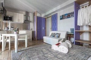 Studio, 1 giường cỡ queen, ban công, quang cảnh thành phố | Khu phòng khách