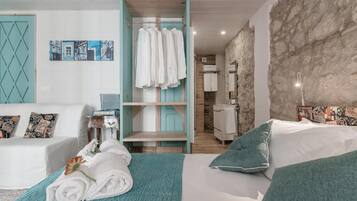 Estúdio, 1 cama Queen, sacada, vista para a cidade | Cofres nos quartos, quartos à prova de som