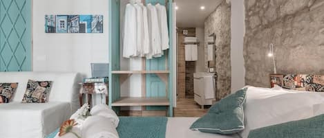 Estudio, 1 cama de matrimonio, balcón, vistas a la ciudad | Caja fuerte, sistema de insonorización, tabla de planchar con plancha