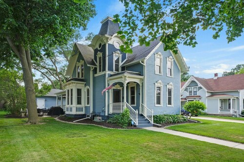 The Ainsworth House - Historic Victorian 3BR Gem