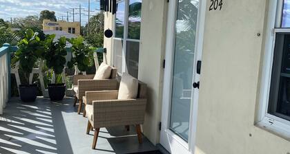 Modern Contemporary 1 Bedroom 1 Bath Courtyard View Minutes to Downtown Beaches