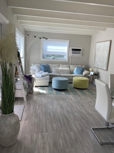 Modern Contemporary 1 Bedroom 1 Bath Courtyard View Minutes to Downtown Beaches