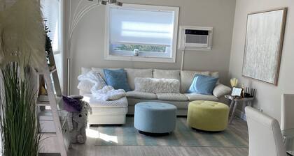 Modern Contemporary 1 Bedroom 1 Bath Courtyard View Minutes to Downtown Beaches