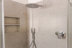Dusche, Haartrockner, Handtücher, Seife