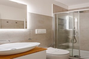 Douche, sèche-cheveux, serviettes fournies, savon
