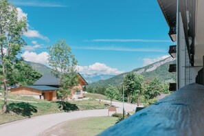 A mountain view with a wooden house and a road. - Cozy Bergzeit 230: Mountain view | Families | Stylish (Bad Goisern am Hallstättersee)