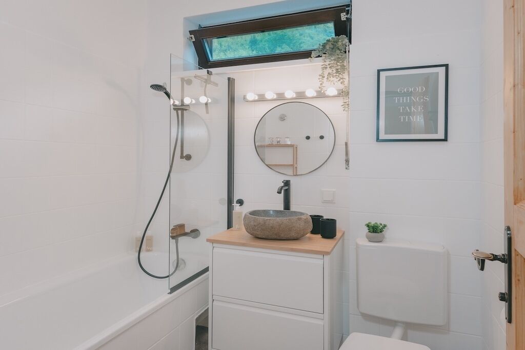 Séchoir à cheveux, serviettes fournies, savon, papier de toilette