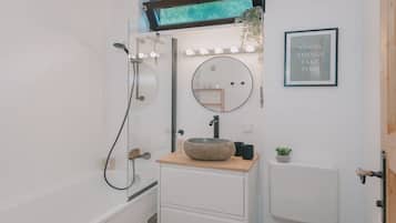 Haartrockner, Handtücher, Seife, Toilettenpapier