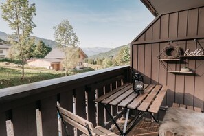 Outdoor dining - Cozy Bergzeit 230: Mountain view | Families | Stylish (Bad Goisern am Hallstättersee)