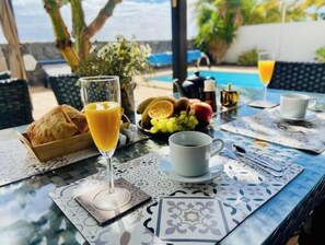 Outdoor dining - Villa Nillos (Playa Blanca)