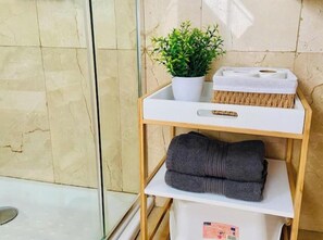 Shower, hair dryer, bidet, soap - Villa Nillos (Playa Blanca)