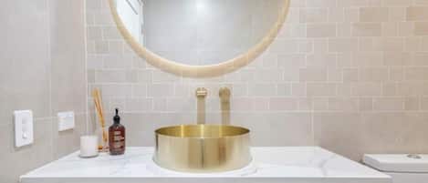Douche, sĂšche-cheveux, serviettes fournies, savon