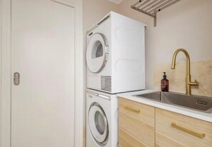 Interior - Upscale accommodation close to shops, beach, city and huge parklands (Floreat)