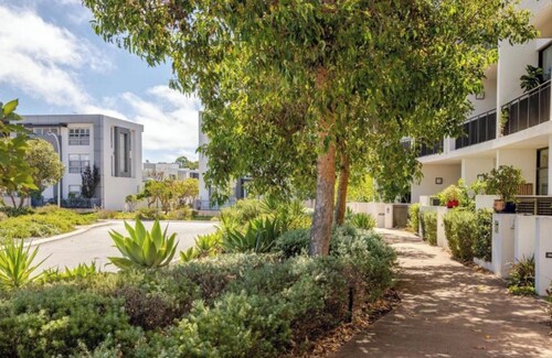 Upscale accommodation close to shops, beach, city and huge parklands