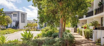 Upscale accommodation close to shops, beach, city and huge parklands