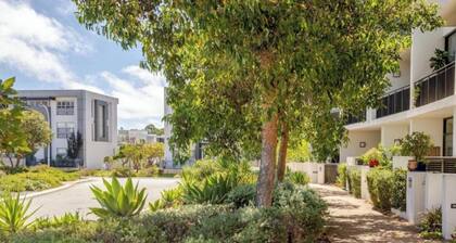 Upscale accommodation close to shops, beach, city and huge parklands