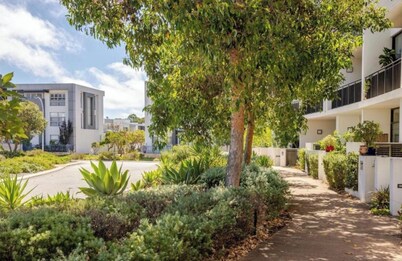 Upscale accommodation close to shops, beach, city and huge parklands