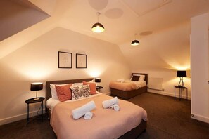 4 chambres, fer et planche à repasser, lit de bébé portatif