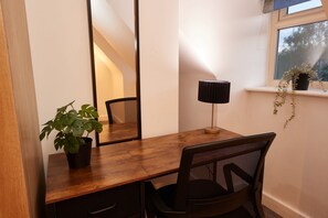 Interior - Contractors, Families, Groups, Sleeps 10, Secure Free Parking (Nottingham)