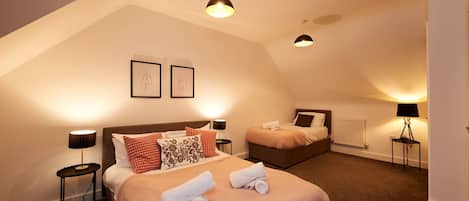 4 habitaciones, escritorio y tabla de planchar con plancha
