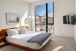 Room - Walker`s Point Designer 2BR · Prime Location with Balcony and Gym (Milwaukee)