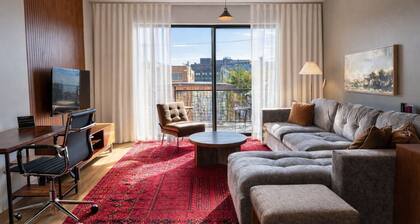 Walker`s Point Designer 2BR · Prime Location with Balcony and Gym